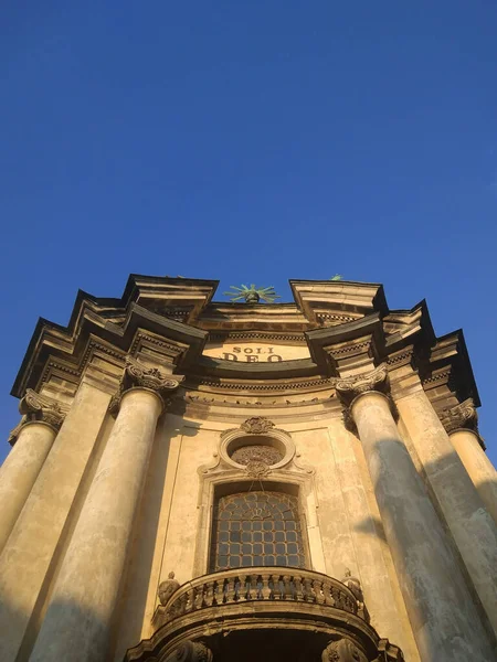 Dominikai székesegyház kék ég Lviv, Ukrajna — Stock Fotó