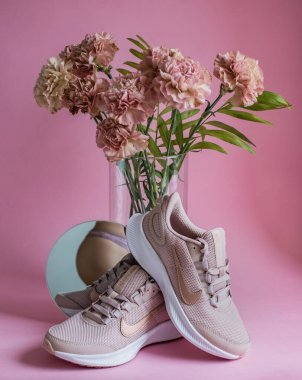 Kyiv, Ukrayna - 13 Temmuz 2020: Ayna ve pembe karanfil çiçekli Nike koşu ayakkabıları