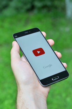 Kiev, Ukrayna - 8 Haziran 2016: Ekranda Youtube uygulaması bulunan akıllı telefon Xiaomi Mi 5. Çinli elektronik şirketi Xiaomi dünyanın en büyük üçüncü akıllı telefon üreticisidir. YouTube bir video paylaşım sitesidir. Video sunucu servisi
