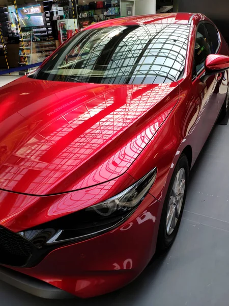 Otomatik gösterimde yeni Kırmızı Mazda 3 gösterildi