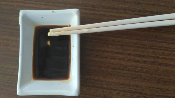 醋杯上的两根筷子 — 图库照片