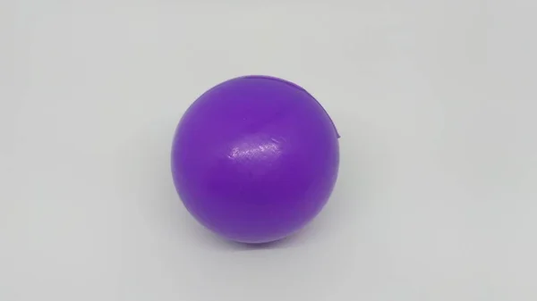 つの紫色のプラスチック製のボール — ストック写真