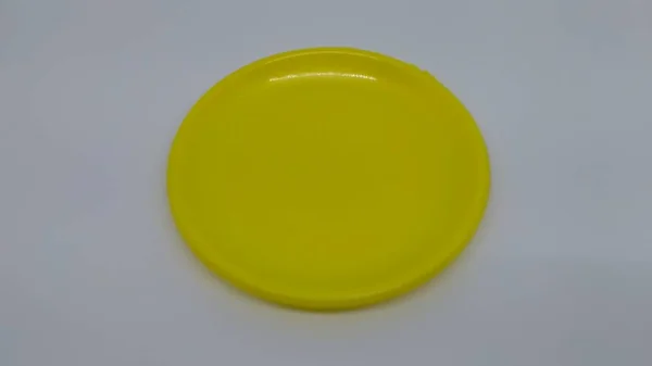 Gelber Spielzeugplastikteller — Stockfoto