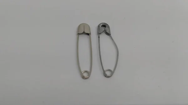 两个不同大小的银色针脚 — 图库照片
