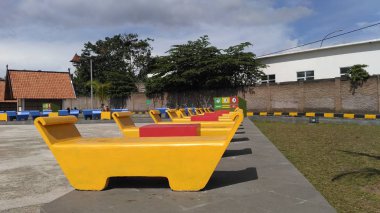 Bahçe sandalye düzgünce sarı ile kaplı