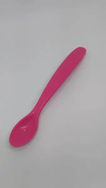 儿童粉红色塑料勺子 — 图库照片