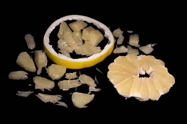 Skalad Pomelo Bitar Och Tom Hud Bordet — Stockfoto