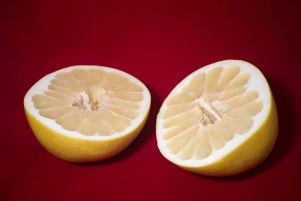 Två Halvor Mogna Pomelo Röd Bakgrund — Stockfoto