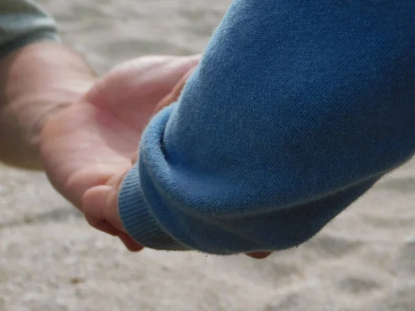 Γονέα Και Παιδιού Στην Παραλία Χέρια Μακρο — Φωτογραφία Αρχείου
