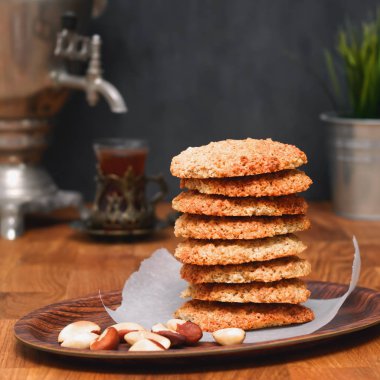 Yulaf ezmeli kurabiye ile fındık ve çay semaver, ahşap bir masa