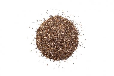 Beyaz arka plan üzerinde kazık chia tohumları, üst görünüm