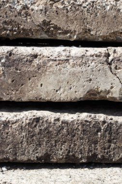 Bir çatlak üst üste yığılmış gri beton plakaların doğrusal doku yakın çekim yan görünüm. Kavramsal veya metafor duvar afişi, grunge, malzeme, yaşlı, inşaat.