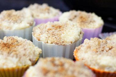renkli silikon bakeware içinde lor kekler