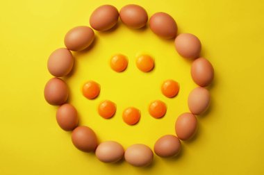 Mutlu gülümseme yüzünü çiğ yumurta ve yumurta sarısı