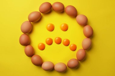 Çiğ yumurta ve yumurta sarısı ile üzüntü ifade yüz