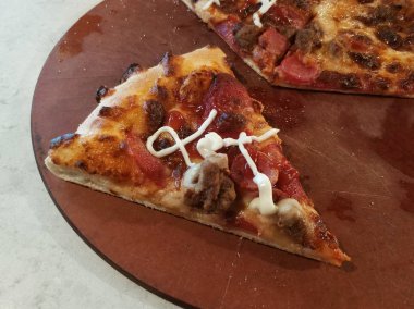 Pizza dilimi mayonez