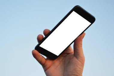 Erkek el gökyüzü arka plan kırpma yoluyla, akıllı telefon tutarak
