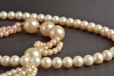 Siyah arka planda inci kolye