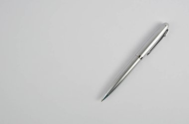 Beyaz arkaplanda tükenmez kalem