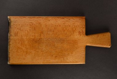 kesme tahtası siyah arka plan üzerine