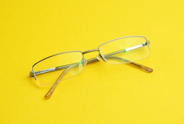 Sarı arkaplanda gözlük