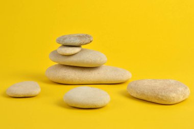 Spa taşlar Sarı zemin üzerine