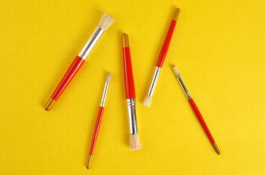 Sarı zemin üzerine Boya fırçaları