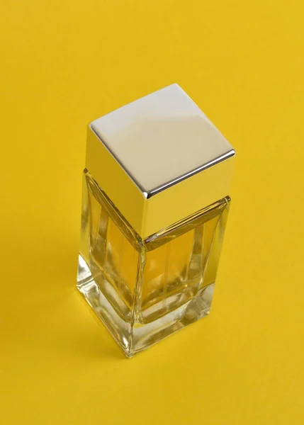 Perfume Sobre Fondo Amarillo —  Fotos de Stock