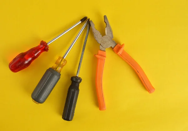 Vecchi Strumenti Lavoro Sfondo Giallo — Foto Stock