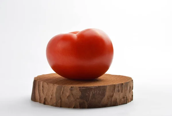 Tomate Sobre Placa Madeira — Fotografia de Stock