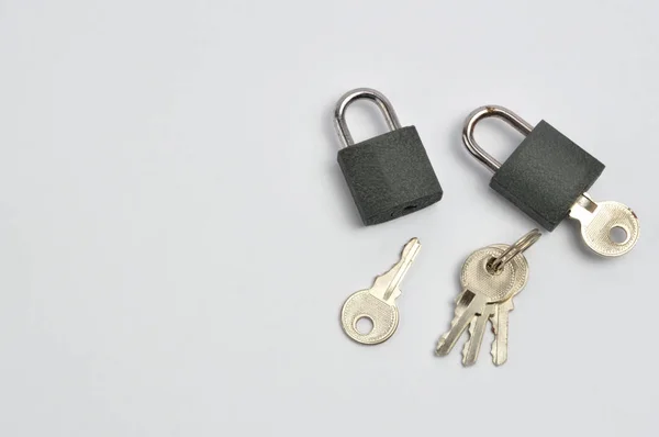 Beyaz Arkaplanda Asma Kilit Anahtarlar — Stok fotoğraf