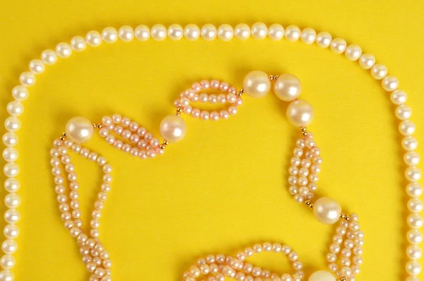 Collares Perlas Amarillo Imágenes De Stock Sin Royalties Gratis