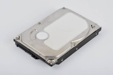 sabit disk sürücüsü üzerinde beyaz izole