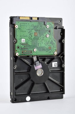 sabit disk sürücüsü üzerinde beyaz izole