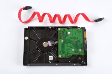 sabit disk sürücüsü üzerinde beyaz izole
