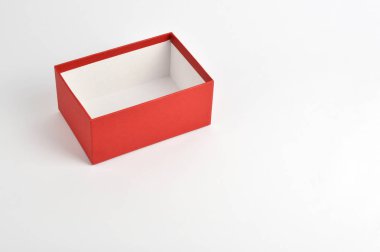 Beyaz izole boş açık kutu