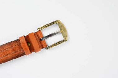 Beyaz arkaplanda deri kemer