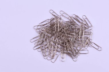 beyaz zemin üzerinde ataç