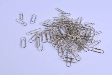 beyaz zemin üzerinde ataç