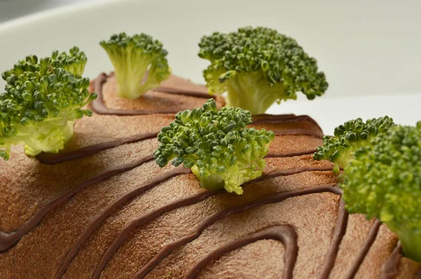 Brokkoli Sütemények Tányéron — Stock Fotó