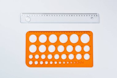 Beyaz, geometri araçları üzerinde izole cetveller