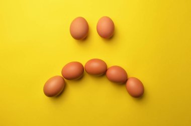 Çiğ yumurta ve yumurta sarısı ile üzüntü ifade yüz