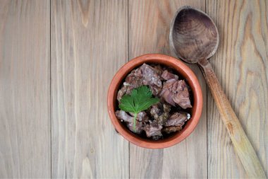 Toprak tabağında gevrek et tabağı.