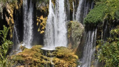 Dağda küçük bir dere ve şelale - Gksu Şelalesi - Konya
