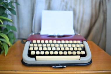 kağıt iliştirilmiş eski daktilo arkaplanı (notlar kağıda yazılabilir)