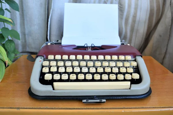 Fundo Velho Máquina Escrever Com Papel Anexado Notas Podem Ser — Fotografia de Stock