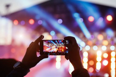 Konserin video ve fotoğraf kaydı akıllı telefondan. Renkli müzik.