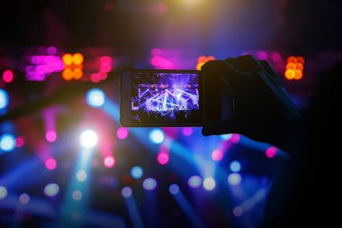 Akıllı telefon kayıtları ile canlı müzik festivali ve konser sahnesinin fotoğrafını çekmek..