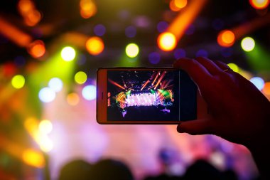 Festivalde smatphone 'den konser fotoğrafı çeken bir taraftar