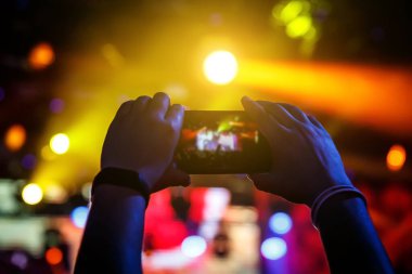 Konserin akıllı telefondaki video kaydı..